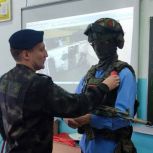 В Улан-Удэ сотрудник СОБР «Барс» территориального управления Росгвардии провёл встречу с учащимися старших классов школы имени Героя Советского Союза Жамбыла Тулаева