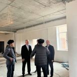 «Партийный десант» проверил ход строительства школы на 540 мест в сельском поселении Инарки