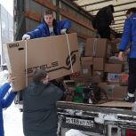 «Единая Россия» отправила на Донбасс гумпомощь с новогодними подарками