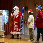 Единороссы организовали новогодний концерт для детей