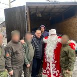 Дед Мороз передал фрукты и подарки российским военнослужащим