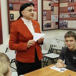 Координатор проекта "Историческая память" провела урок мужества для школьников