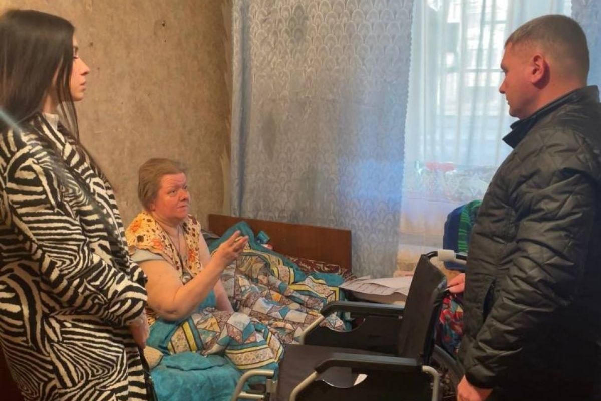 Активисты партии Волжского района передали коляску инвалиду