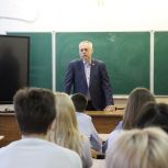 Юрий Тетянников рассказал омским школьникам о возможностях реализации молодежных проектов