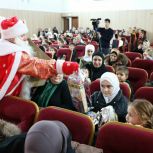 В Казбековском районе состоялось новогоднее театральное представление для детей участников СВО
