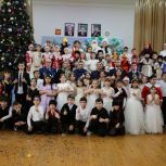 Спектакли, конкурсы, подарки: «Единая Россия» поздравляет детей с наступающим Новым годом в регионах