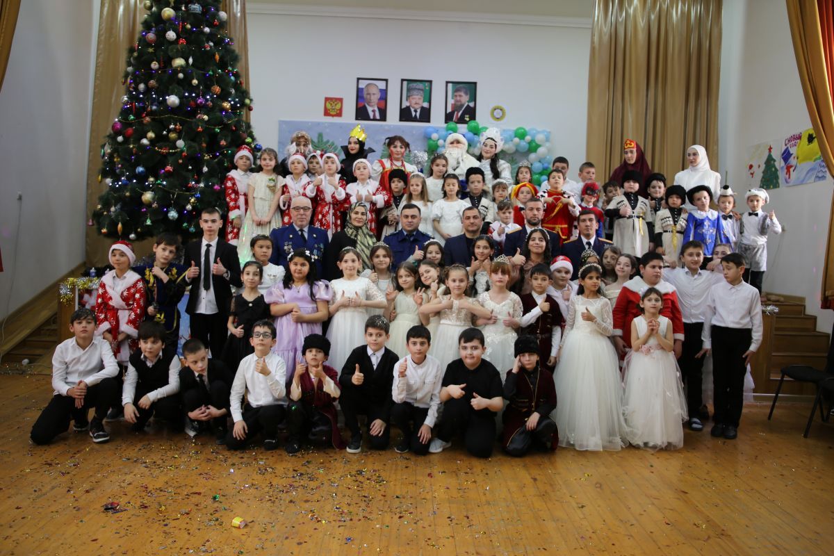 Спектакли, конкурсы, подарки: «Единая Россия» поздравляет детей с наступающим Новым годом в регионах