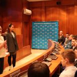 Урок парламентаризма прошел в окружной Думе