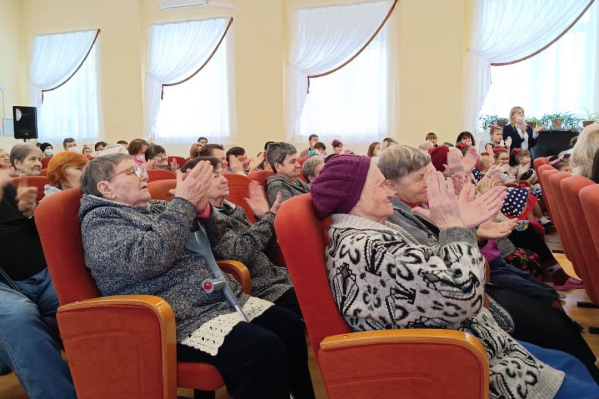 В саратовском доме-интернате для престарелых и инвалидов провели  «Серебряную елку»