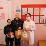Магаданские единороссы поздравили мам, родивших в день 22- летия «Единой России»