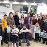 Единороссы поздравляют детей в рамках акции «Елка желаний»