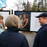 В Великом Новгороде «Единая Россия» открыла фотовыставку «Семья Героя»