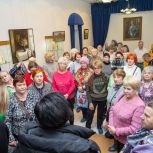 «Единая Россия» организовала экскурсию для «серебряных» волонтеров