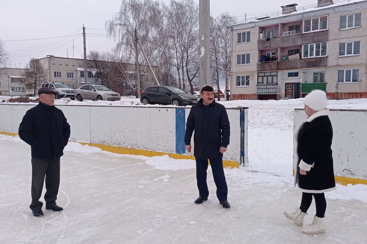 «Партийный десант» проверил готовность катка в селе Эмеково