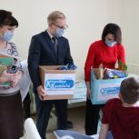 Активисты «Единой России» передали маленьким пациентам областной детской клинической больницы игрушки, книги и товары для творчества