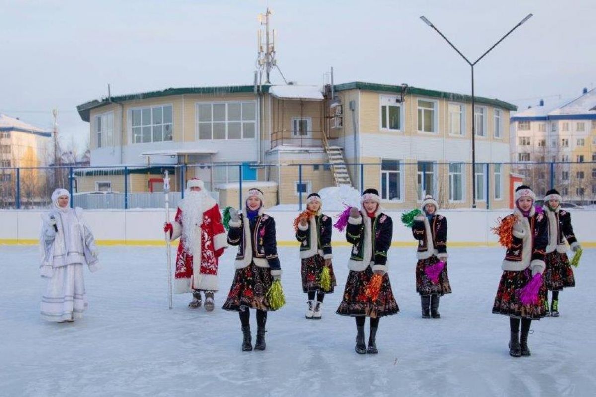 В Радужном открыли всесезонную спортивную площадку