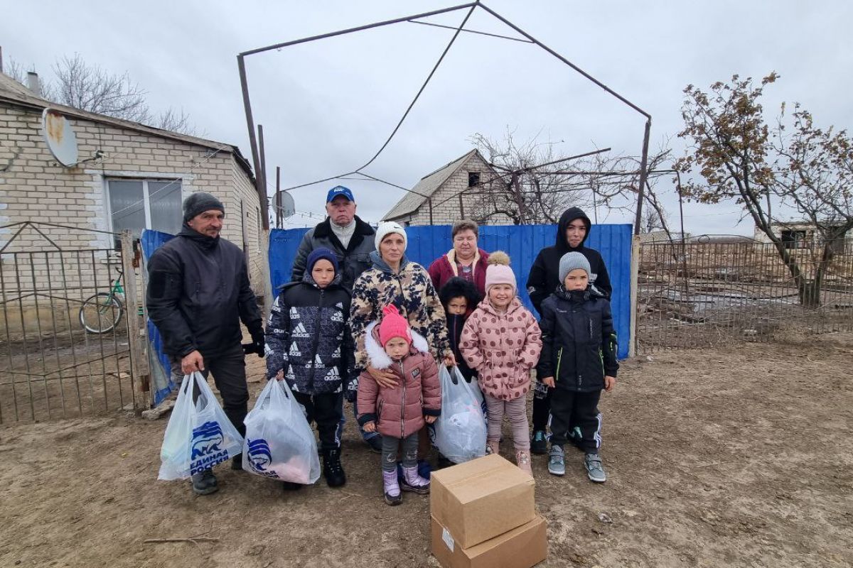 «Единая Россия» в Херсонской области помогла наладить водоотведение в школе и передала гуманитарную помощь многодетной семье в прифронтовой территории