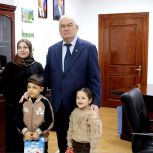 Секретарь Ингушского РО партии "Единая Россия" Магомет Тумгоев вручил подарок Мухаммаду Албакову, который он попросил в ходе акции «Елка желаний»
