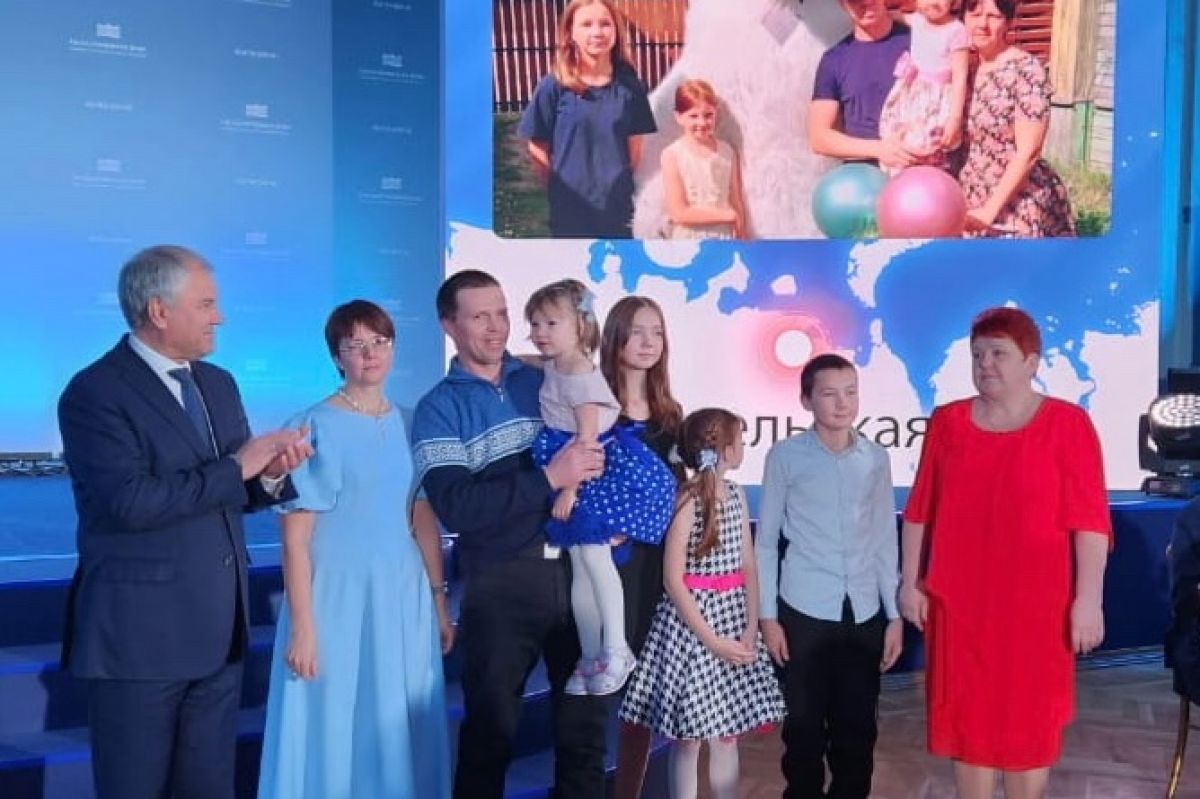 Вячеслав Володин вручил награду Госдумы многодетной матери из Шенкурского округа Елене Гурковой