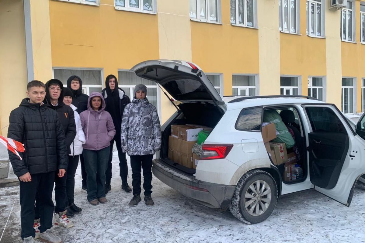 Активисты партии вместе с школьниками собрали гуманитарную помощь в военный госпиталь