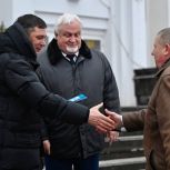 Евгений Первышов вручил ключи от школьных автобусов главам муниципалитетов региона