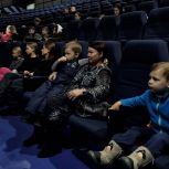 Поход в кинотеатр для детей из многодетных семей организовали активисты «Единой России» в Иркутске