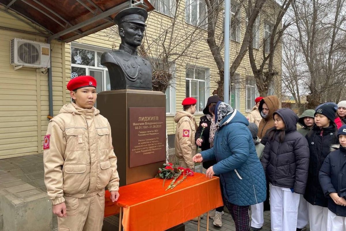 В Лаганском районе открыт бюст Героя Российской Федерации Мингияна Лиджиева