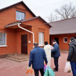 Единороссы навестили семью, получившую дом по сертификату