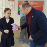 «Единая Россия» вручила новогодние подарки пациентам детской больницы