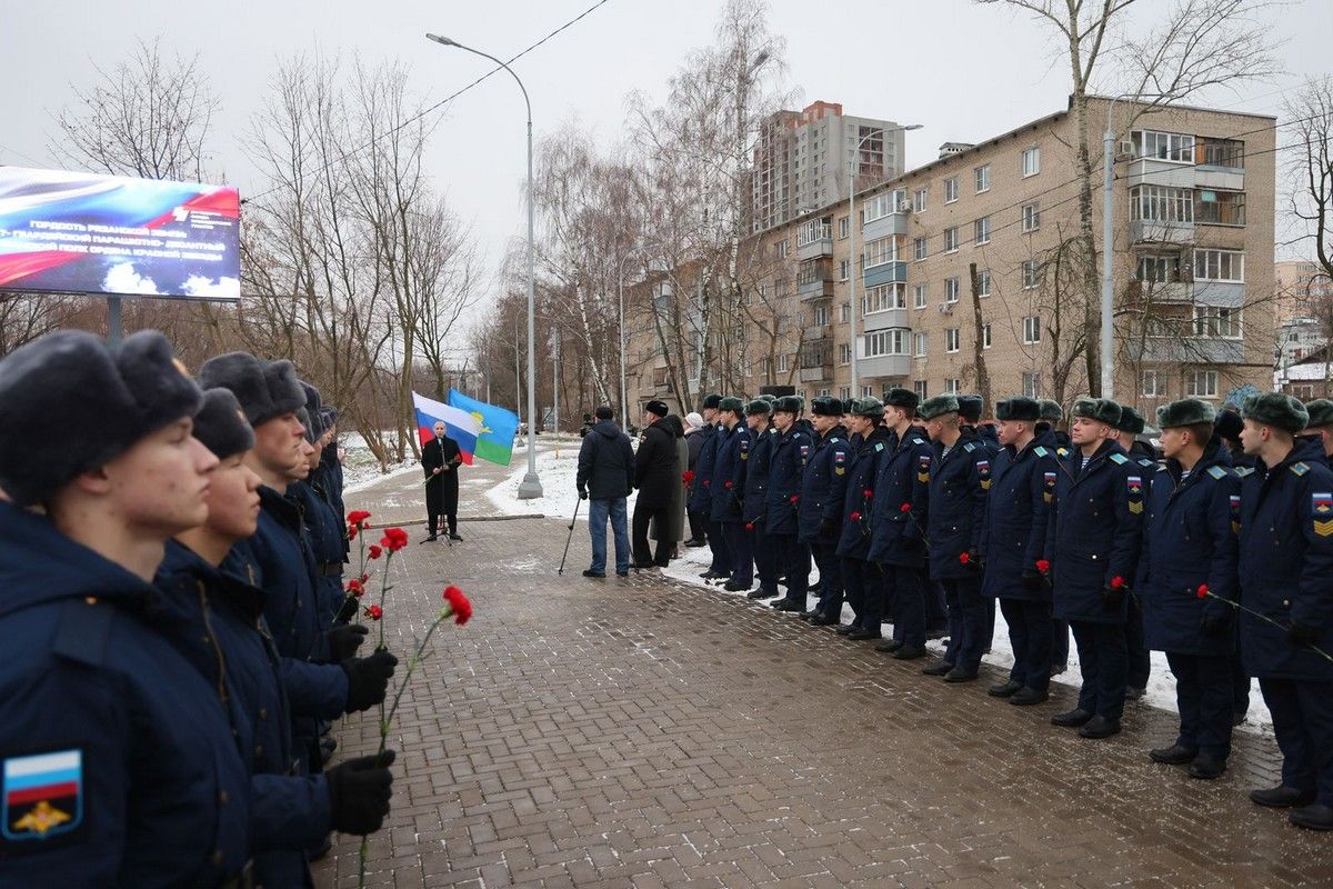 В Гвардейском сквере в Рязани в День Героев Отечества прошла торжественная церемония открытия обновленной фотовыставки «Время выбрало нас»