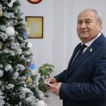 Руководитель фракции "Единой России" в  Народном Собрании РИ Магомет Алисханов присоединился к благотворительной акции «Елка желаний»