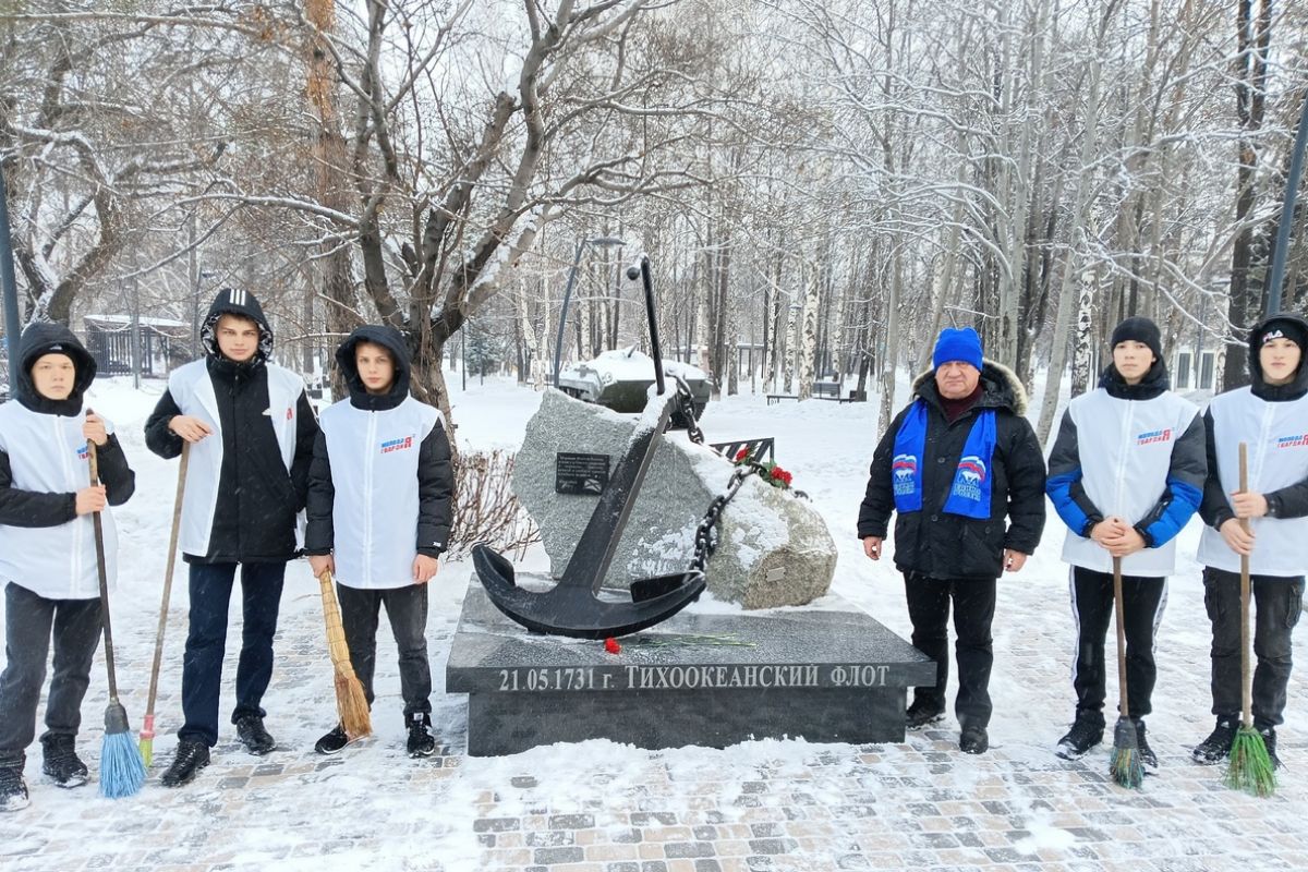 В Киселевске молодогвардейцы очистили от снега памятники