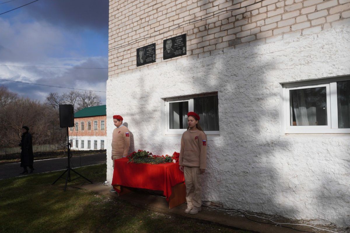 В сёлах Татарстана при поддержке «Единой России» открыли мемориальные доски участникам СВО