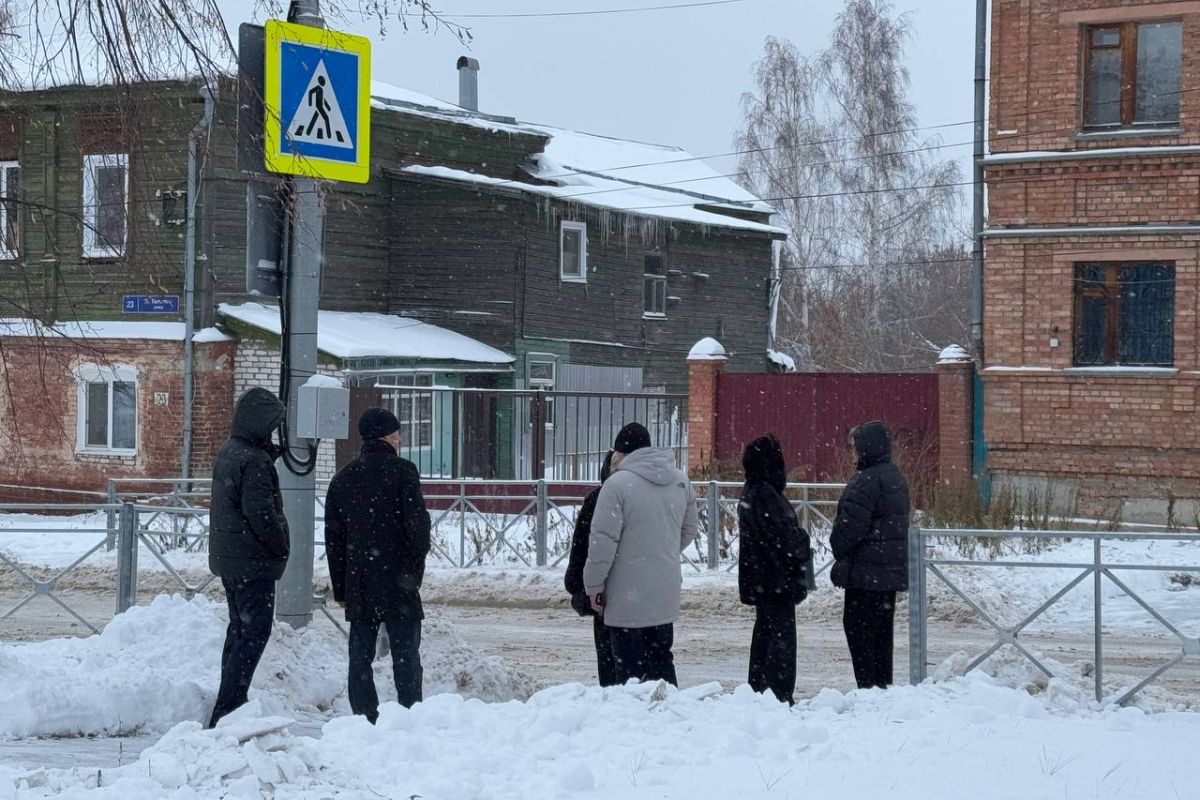 Партийный десант провел мониторинг школьных маршрутов в Ленинском районе города