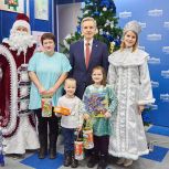 Тюменские единороссы исполняют новогодние желания детей