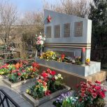 Единороссы Крыма возложили цветы в память о героях, павших за Родину