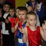 В Ялте вручили 140 сладких подарков воспитанникам федерации бокса