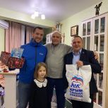 Ялтинские единороссы поздравили ветерана с наступающими праздниками