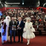 Депутаты-единороссы организовали благотворительный кинопоказ для участников СВО, учителей, воспитателей и их семей
