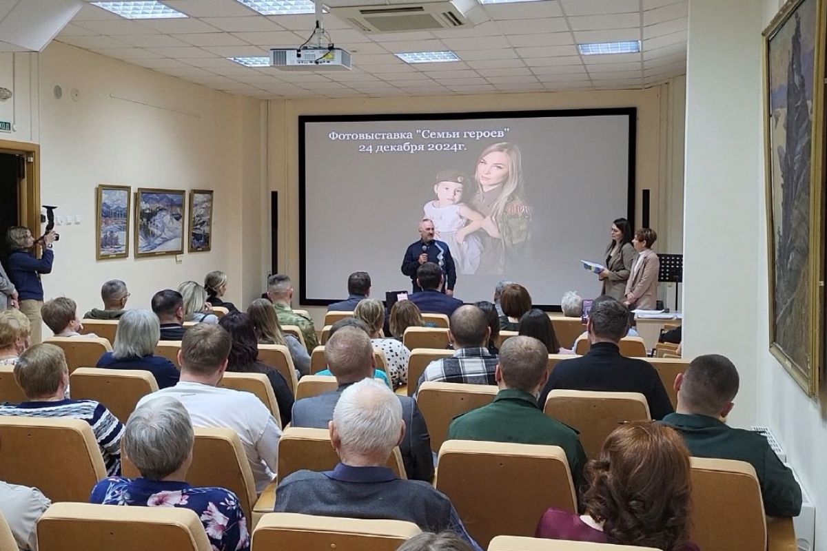 В снежинском городском музее состоялось торжественное открытие фотовыставки «Семьи Героев»