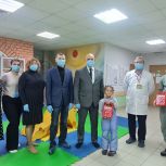 Депутат Мособлдумы Владислав Мирзонов передал в детскую поликлинику игрушки и сладкие подарки