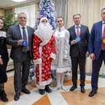 Валерий Лимаренко и члены правительства Сахалинской области осуществят новогодние мечты юных островитян