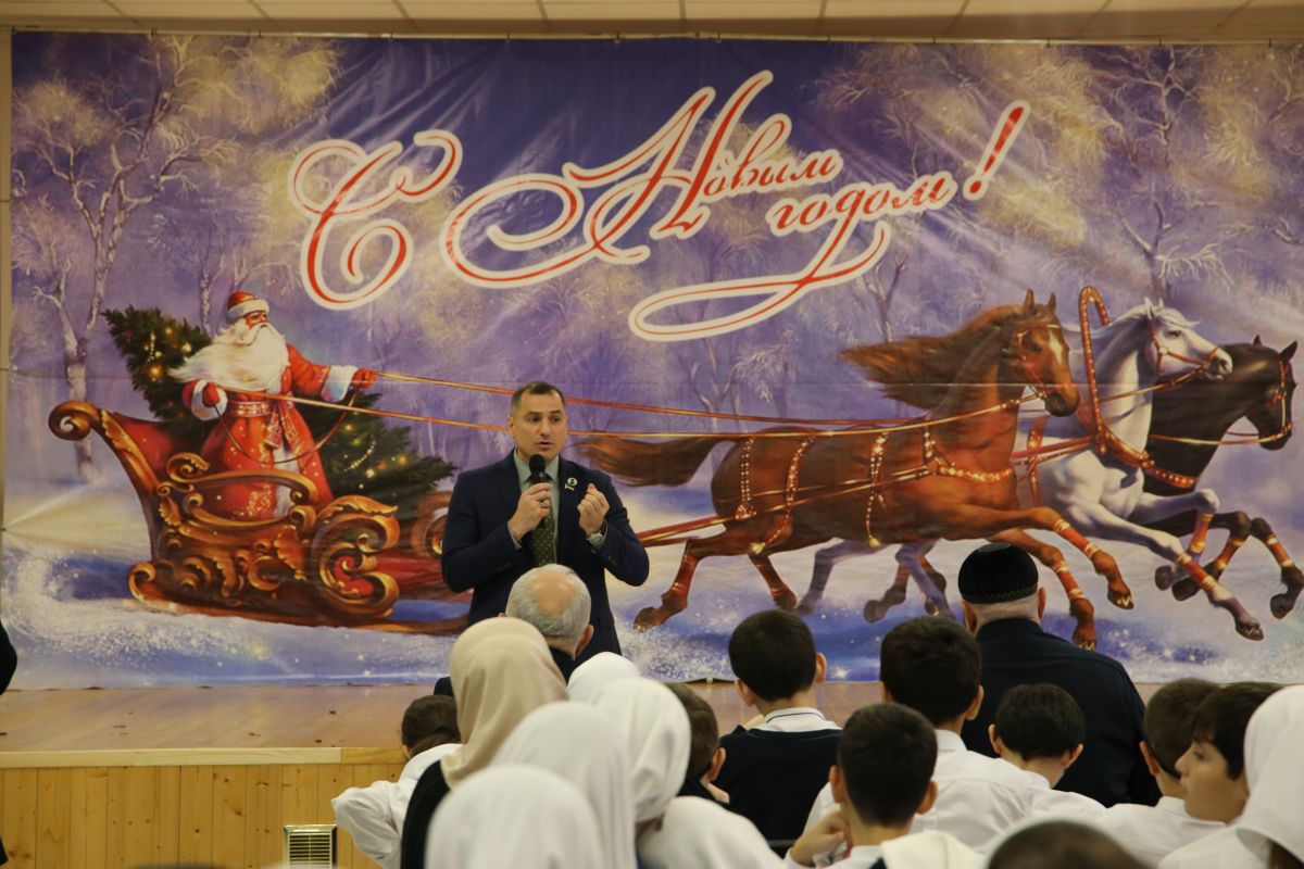 Партийцы «Единой России» навестили воспитанников школы-интерната для слепых и слабовидящих в Грозном