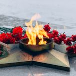 Минута молчания и цветы у Вечного Огня: Трёхгорный чтит Героев Отечества