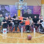 В Санкт-Петербурге «Единая Россия» организовала товарищеский матч участников СВО с профессиональными баскетболистами