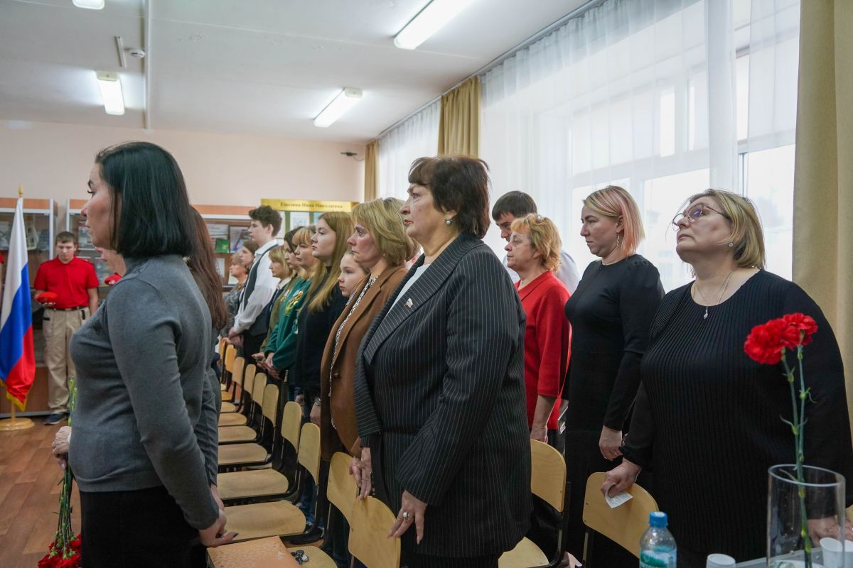 В День Героев Отечества в 30-й школе открыли три Парты героев