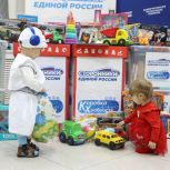 Сторонники «Единой России» передали детям более 10 тысяч подарков