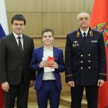 В День Конституции Российской Федерации Михаил Котюков торжественно вручил первые паспорта 37-ми школьникам