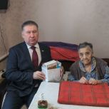 Депутаты «Единой России» поздравляют с новогодними праздниками ветеранов региона