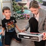 Александр Романенко вручил новогодние подарки детям из Курьинского района и Змеиногорска